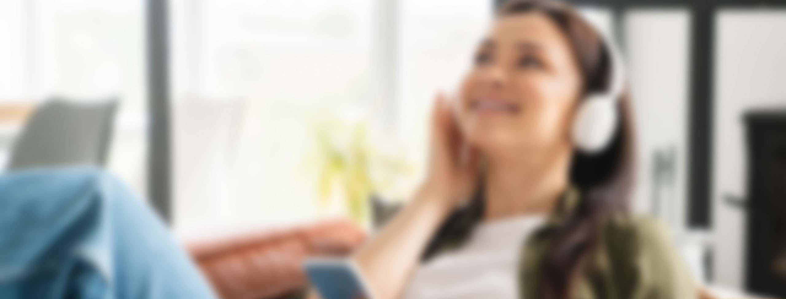 Kvinna lyssnar pa podcast